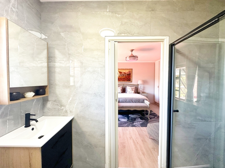 5 Bedroom Property for Sale in The Island Western Cape